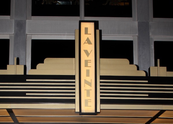 The steps and entry to the restaurant La Veinte