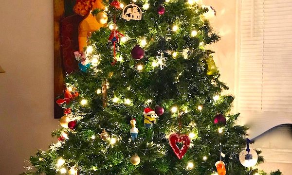 Fully decorated Christmas tree with a gold star at the top.