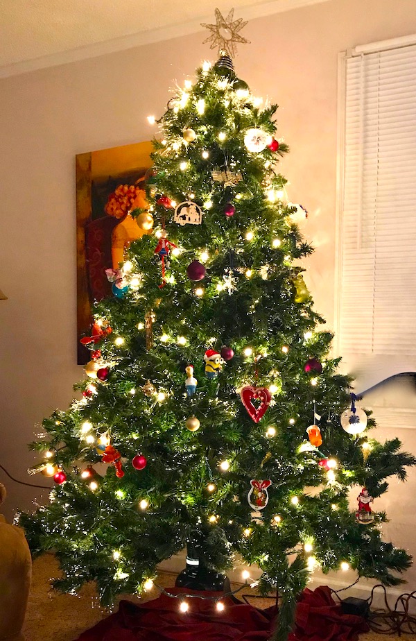 Fully decorated Christmas tree with a gold star at the top.