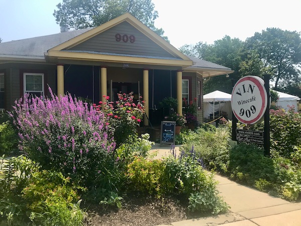 The front of a restaurant and garden is Vin 909 in Annapolis Maryland