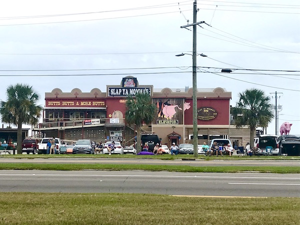 A bbq restaurant with cars in front along our drive from NOLA to Biloxi