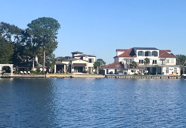 A lake and large homes at New Orleans City Park