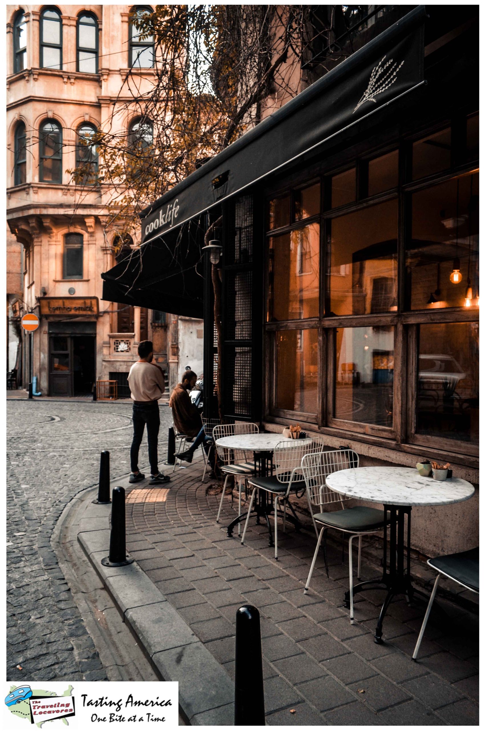 A sidewalk café outside of a city restaurant is one of the 5 changes in restaurants caused by the pandemic that are here to stay