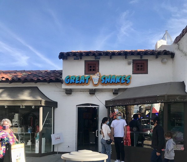 A Spanish style building that is the storefront of Great Shakes in Palm Springs California