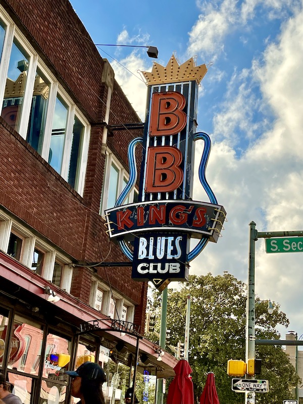 The marquis in front of a building that says BB King's Blues Club