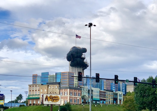 A sculpture of a huge ape on a building near Sunliner Diner Pigeon Forge TN