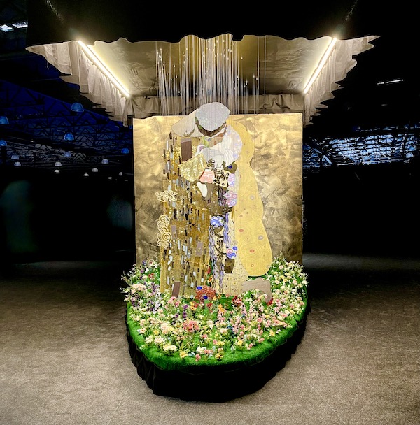 A free standing piece of art representing The Kiss at the Gustav Klimt: The Immersive Experience