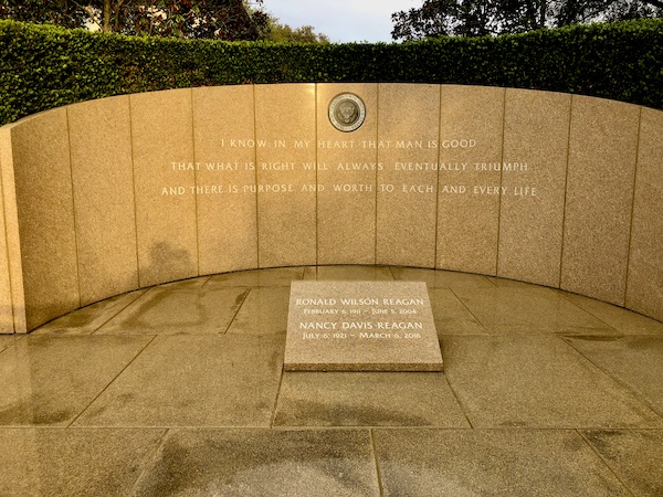 A curved ivory colored wall that is the memorial for President and Mrs. Reagan at the Ronald Reagan Presidential Library