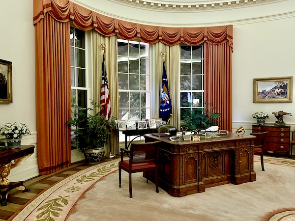 A large wood desk in an oval room at the Ronald Reagan Presidential Library