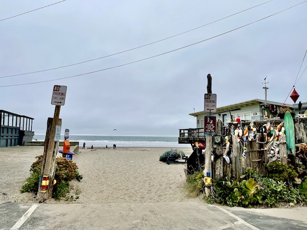 Beach access between two houses after lunch at Café Reyes Pizza