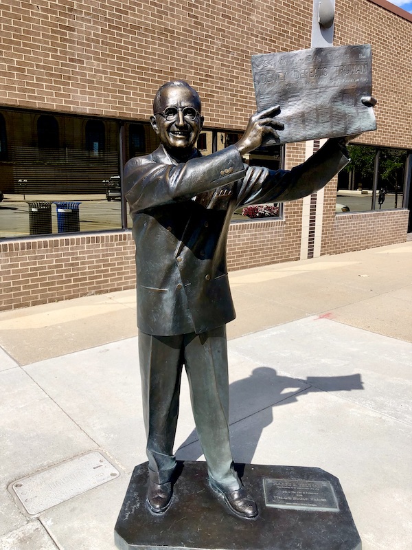 Statue of Harry Truman holding a newspaper in the air.