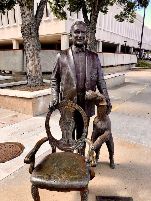 Statue of Warren Harding and his dog behind a chair in Rapid City