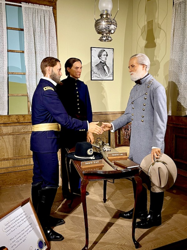 National Presidential Wax Museum Keystone SD figures of Generals Grant and Lee.