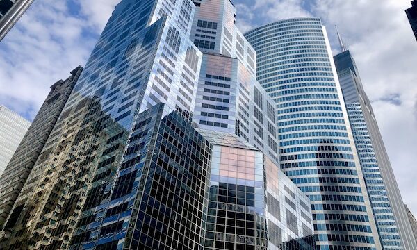 Skyscrapers of Chicago looking up from the street.