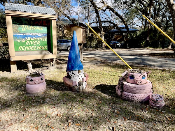 Garden gnome and pink pigs made from tires at our second stop from NOLA to Lake Worth Florida