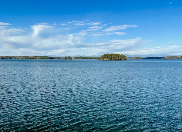 After our 2 Weeks in Northwestern South Carolina we passed a huge lake with mountains in the distance.