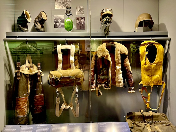 Coats, jackets and headgear of American aviators during WW2