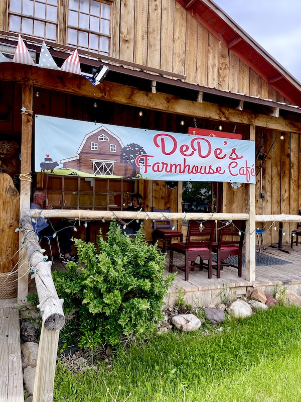 Sign in front of a restaurant for DeDe's Farmhouse Cafe in Delightful Parowań Utah