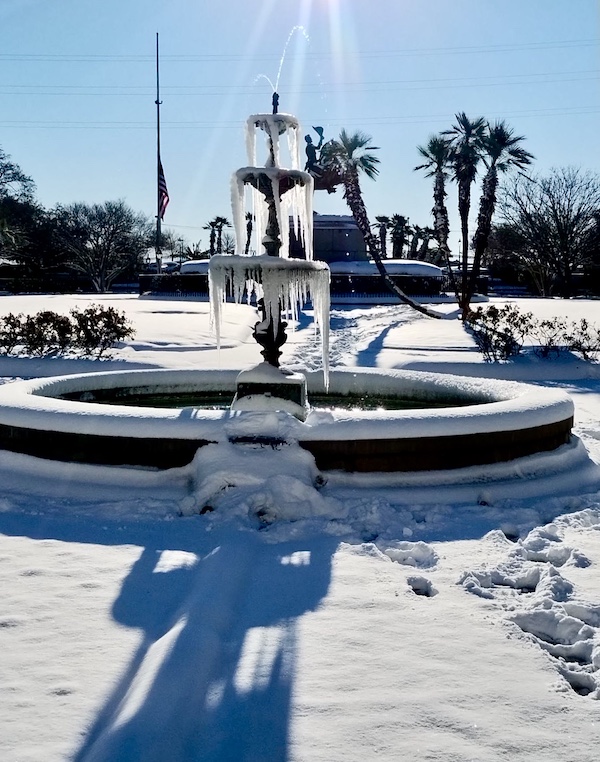 Downtown fountain with icicles and lots of snow. Just another reason NOLA Should be Renamed SNOWLA!