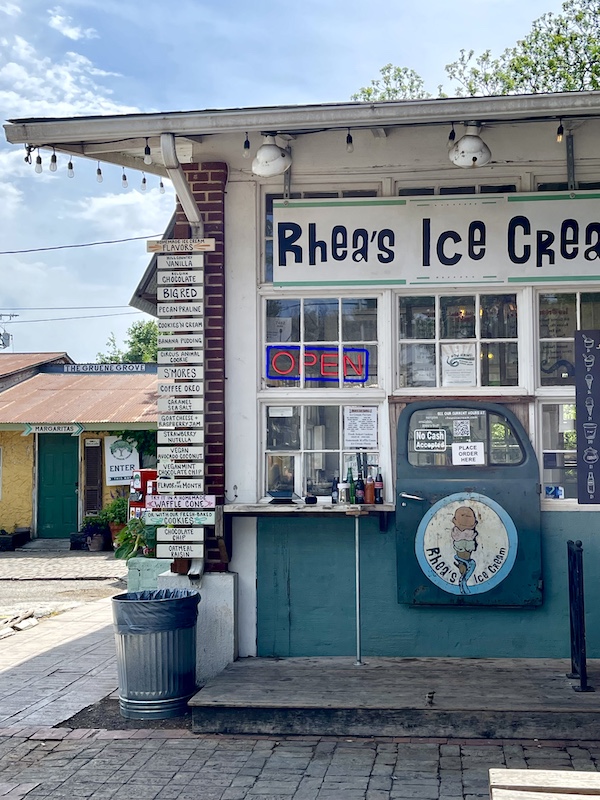 Small shack serving many flavors of ice cream in Gruene Texas